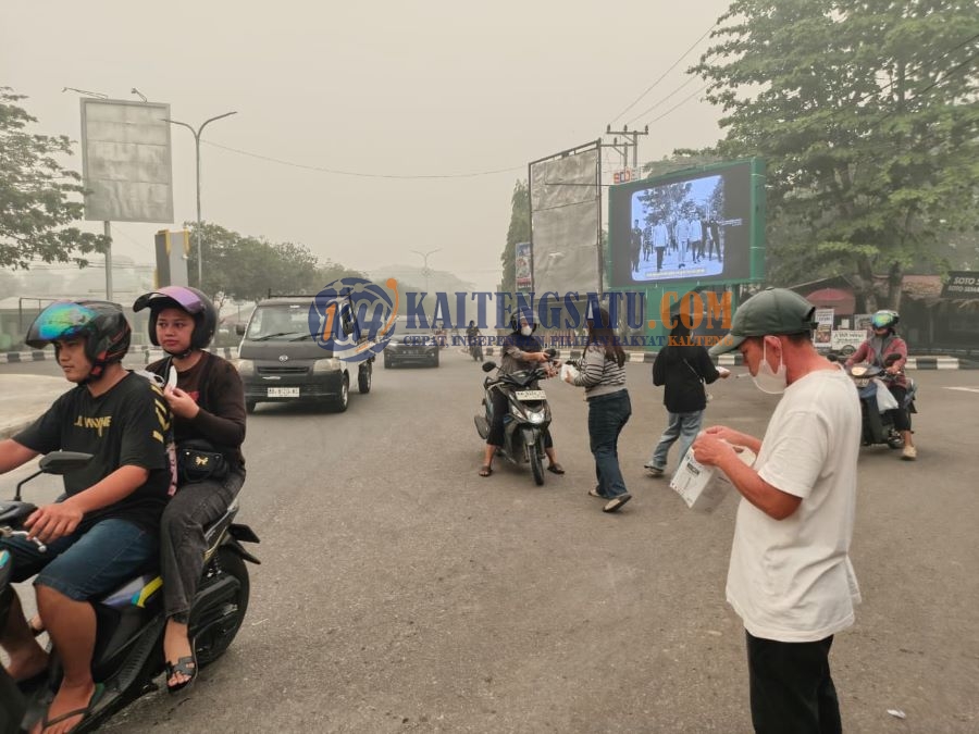 PWI Barito Utara Bagikan Ribuan Pcs Masker, Deny Hariadi Ajak Warga Bersama Cegah Karhutla