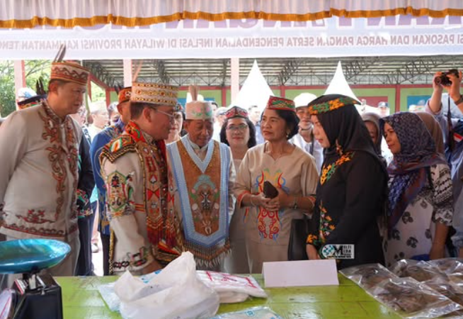 Agustiar Sabran dan Heriyus Pantau Pasar Murah, Warga Antusias Berbelanja