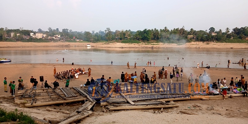 Bupati Shalahuddin Nikmati Suasana Sore di Pantai Pasar Pendopo Muara Teweh