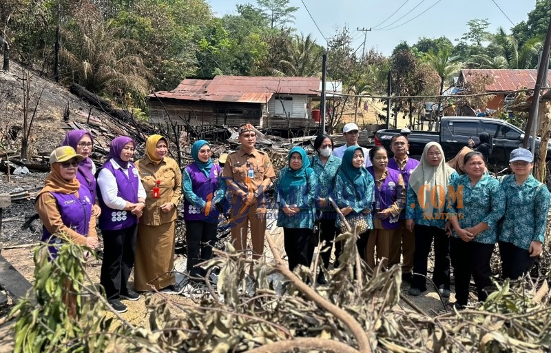 Ketua TP PKK Barito Utara Serahkan Santunan kepada Empat KK Korban Kebakaran di Liang Buah