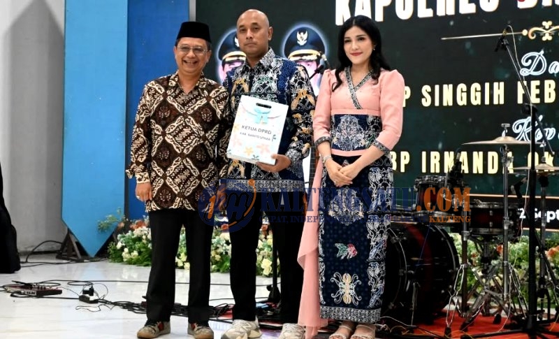 Ketua Komisi II DPRD Barito Utara Serahkan Cendera Mata pada Kenal Pamit Kapolres