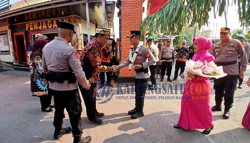  Kapolres Baru Barito Utara Disambut Potong Hompong, Tekankan Penguatan Sinergi dengan Pemkab