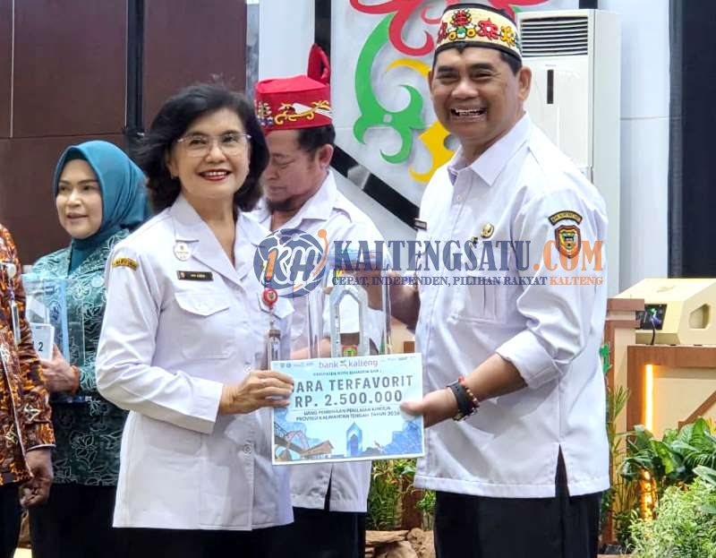 Bupati Barito Utara Terima Tiga Penghargaan di Rakorda Bangga Kencana Kalteng 2026