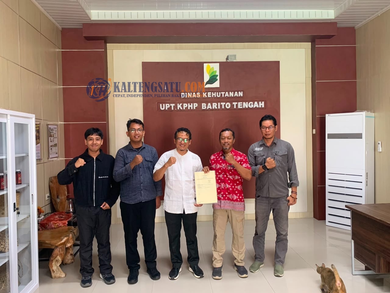 Kantah Barut Serahkan Sertipikat Hak Pakai Aset Pemprov kepada UPT KPHP Barito Tengah