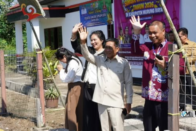 Bupati Murung Raya, Heriyus, melepas kepulangan Wakil Gubernur Kalimantan Tengah, Edy Pratowo besert