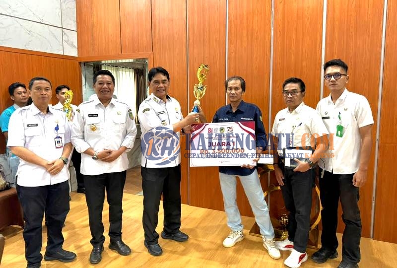 Bupati Shalahuddin Serahkan Hadiah Lomba Agustusan, Apresiasi Kekompak