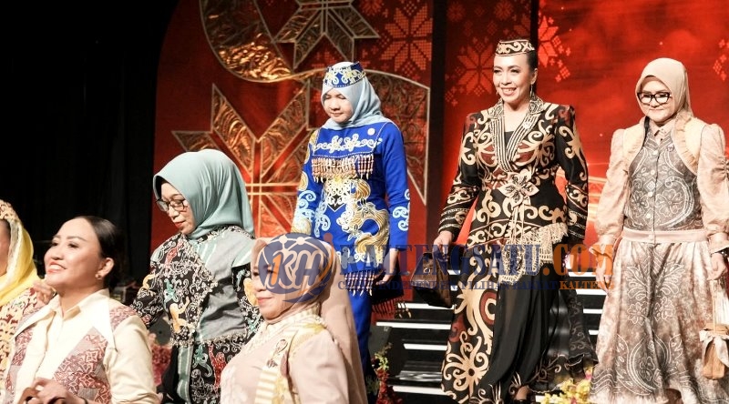Batik Khas Barito Utara Tampil Memukau di Parade Pakaian Daerah Kriyan