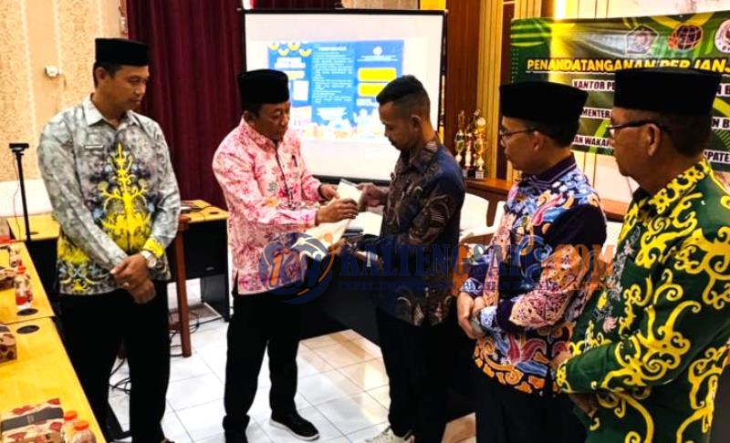 Kantah Barito Utara Serahkan Sertipikat Wakaf Masjid Nurul Iman Lemo